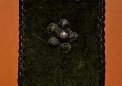 Italia. 1950 circa (presumo). Porta fiammiferi in velluto, con perla